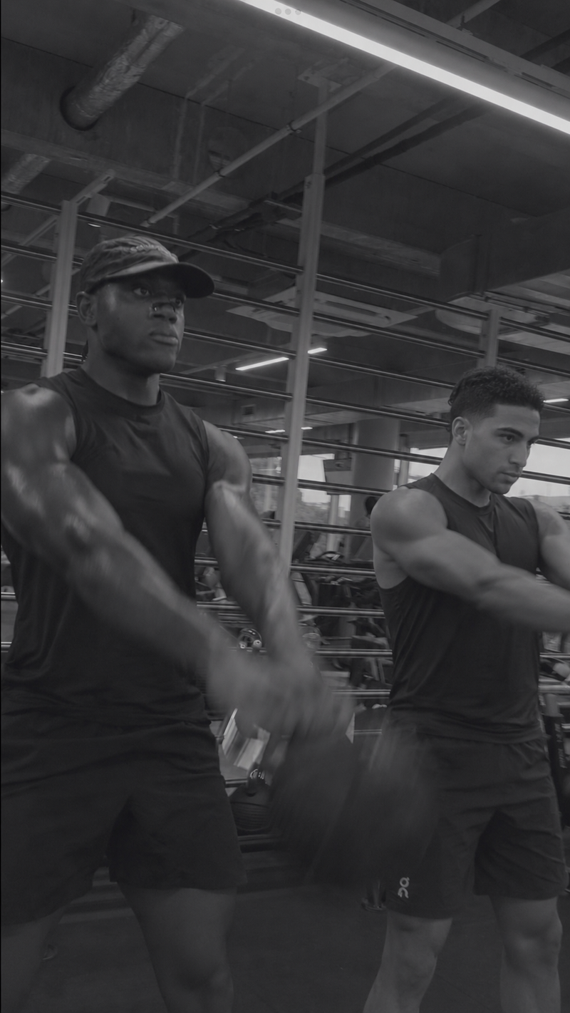 Athlet trainiert mit Kettlebell und airly. Performance Nasal Strips