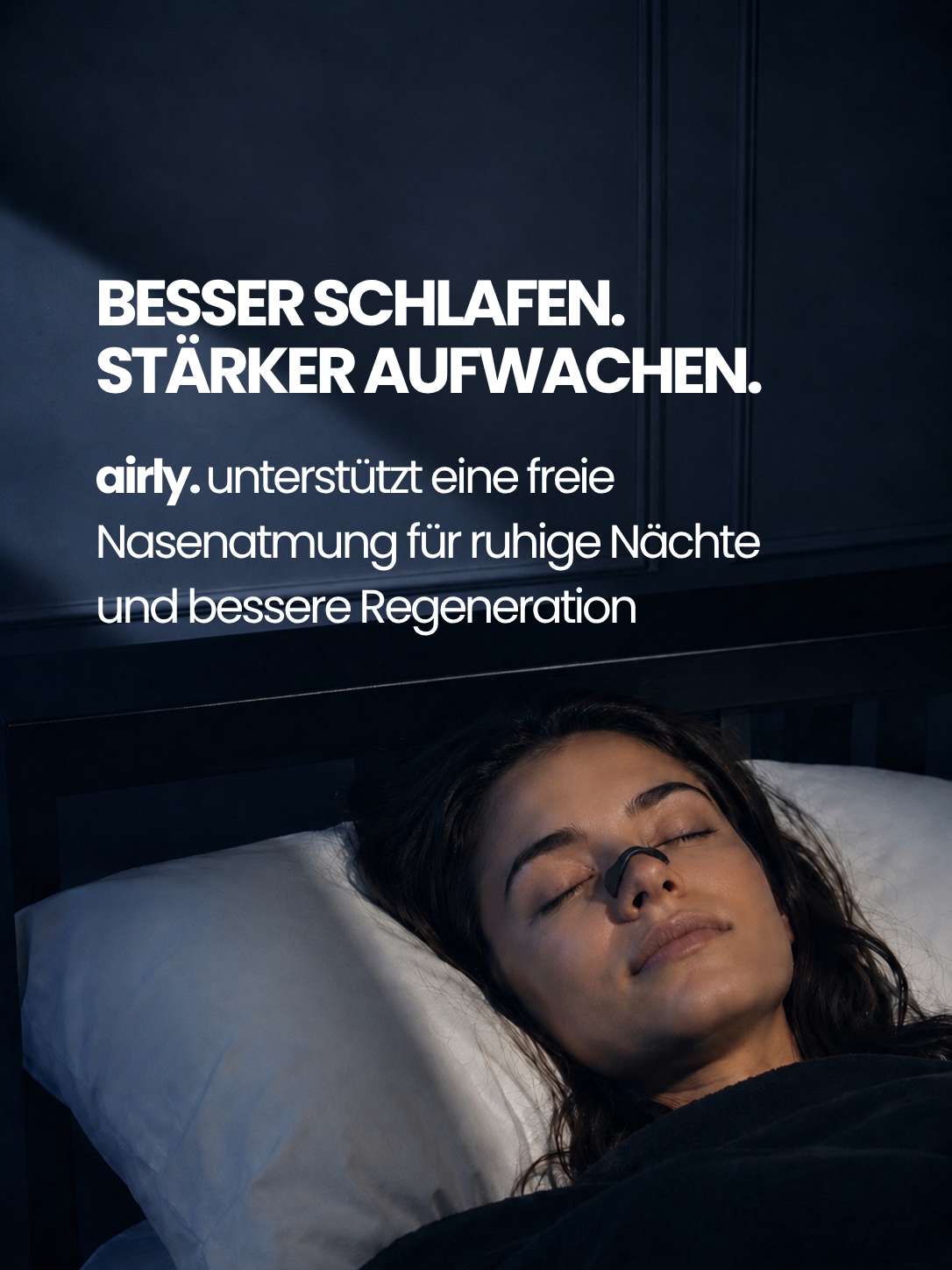 Person trägt airly. Performance Nasal Strips während des Schlafs